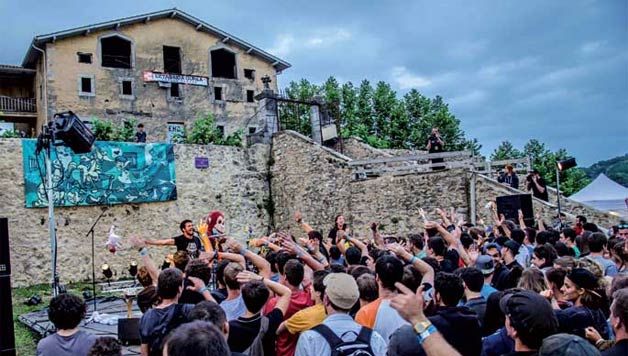 ASTEBURUAN, ZEINGOU?  EHZ festibala Lekornen