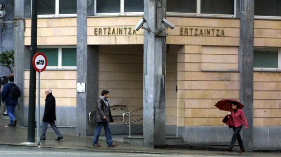 Poliziaren maskulinizazioaz hausnartu dugu Egoitz Arbiolekin