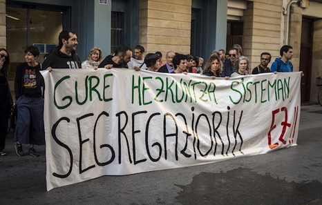 IRRATIEN TARTEA | Eskolen segregazioa, Martxoaren 3a eta udaltzaingoaren “greba” hizpide Hala Bediko lagunekin