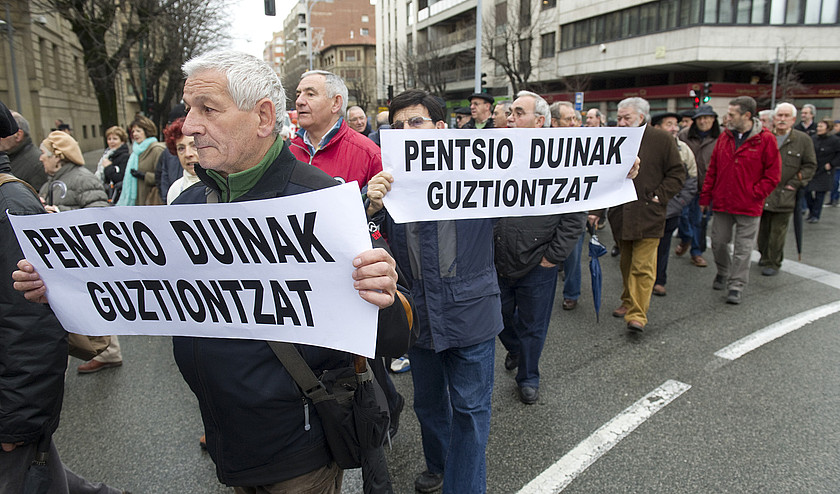 Pentsioak, sindikatuak eta interes orokorrak eta Espaniaren zorra hizpide, Ekai Centerreko Adrian Zelaiarekin