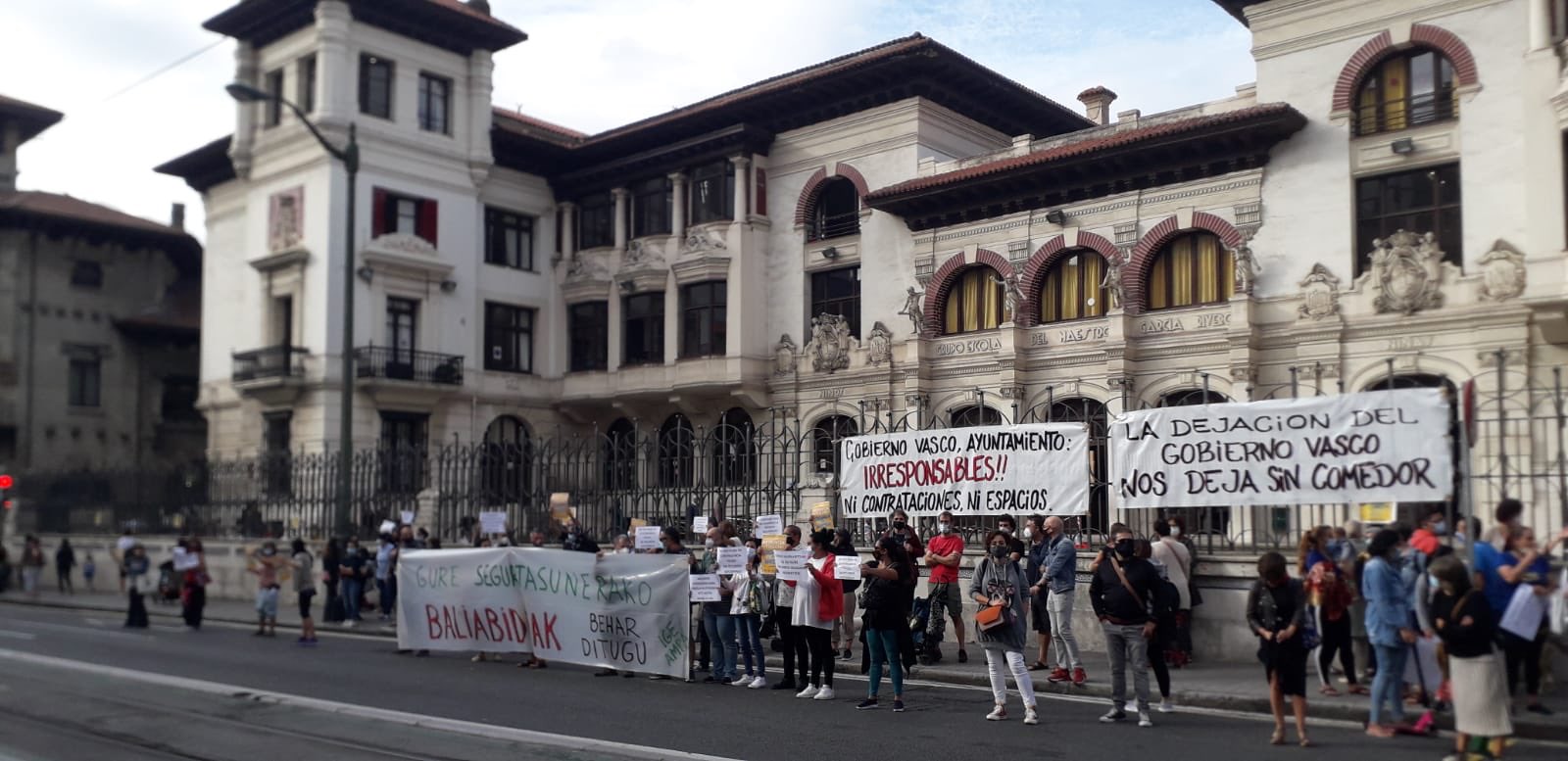 IRRATIEN TARTEA | Atxuriko eskolako protestak, Zorrotzako kutsadura, eta Ahotsenearen proposamen berria