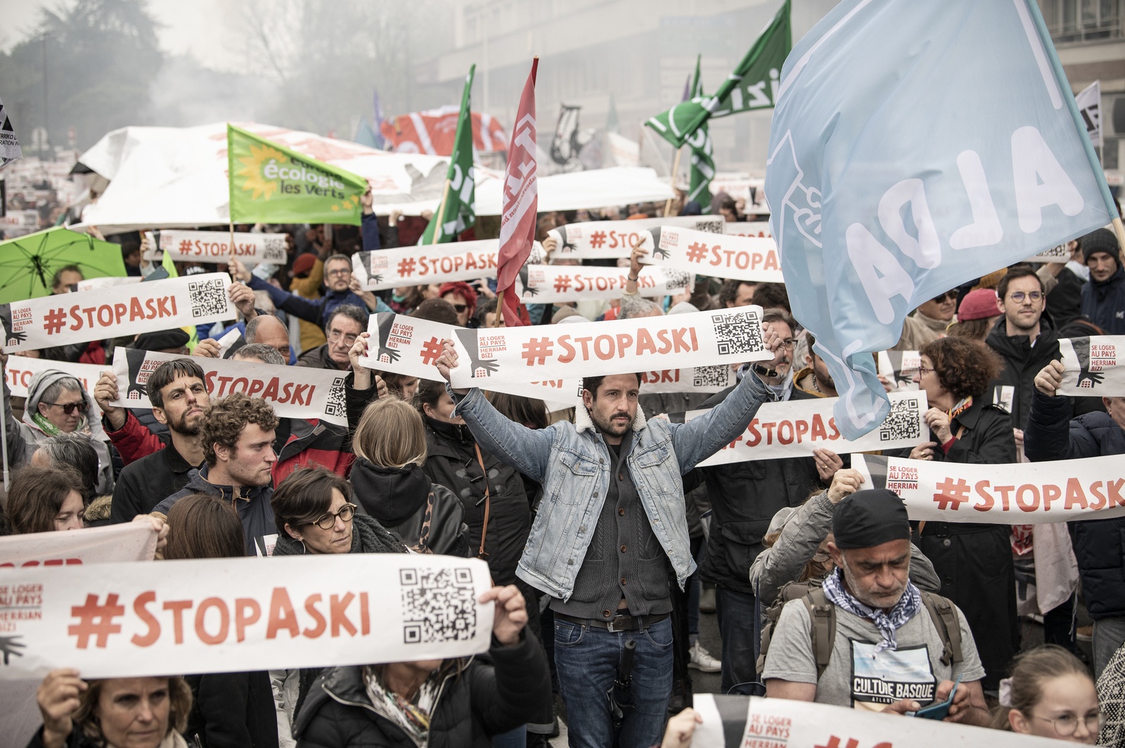 « Stop, Aski » Bigarren etxebizitza gehiagorik ez dutela onartuko jakinarazi dute larunbatean Baionan izan den manifestaldian