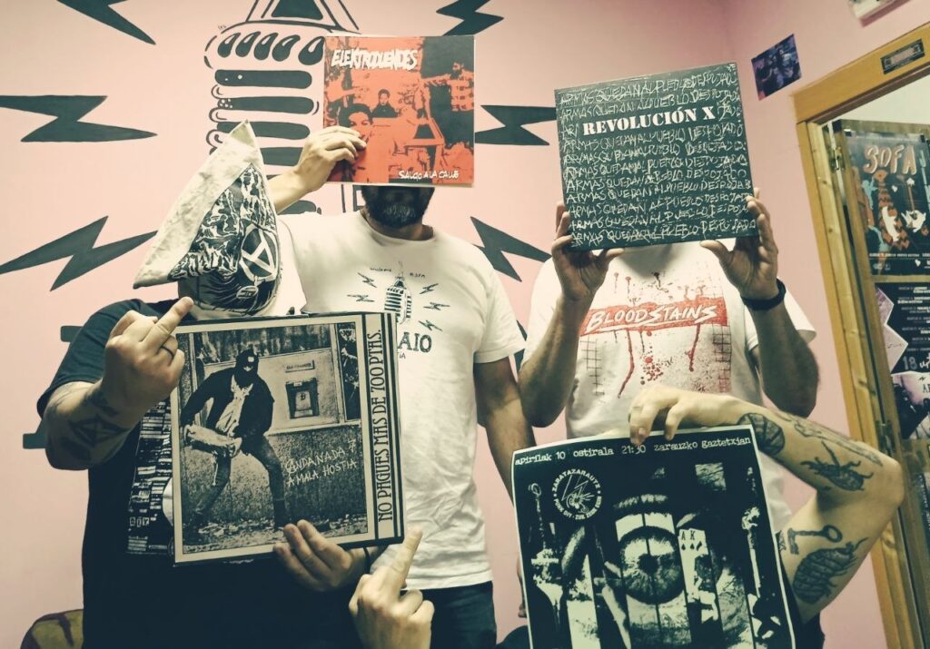 DDT Banaketak taldeko kide bat elkarrizketa ZarataZarautzen