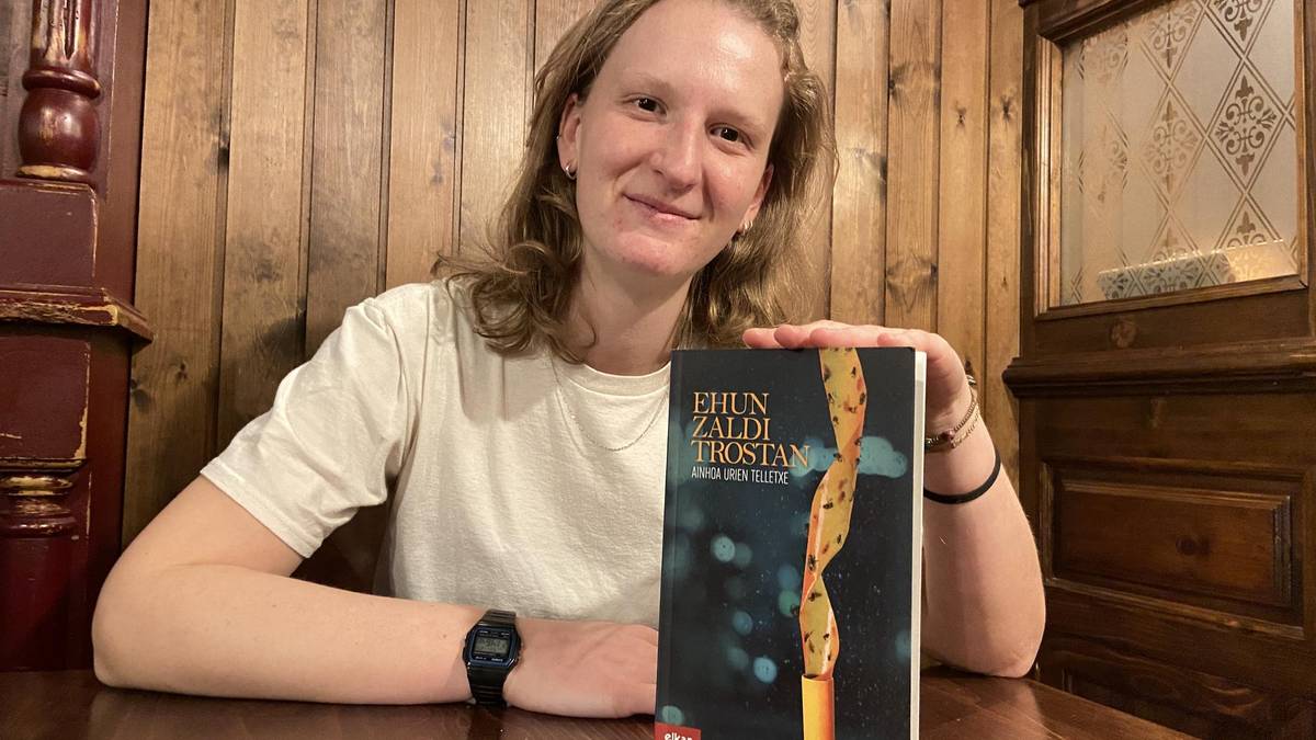 ‘Ehun zaldi trostan’ liburua aurkeztuko du ostegunean Ainhoa Urien Telletxek Larraintzarren