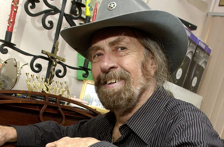 Augie Meyers texastarra, konpasaren maisua, gogoan